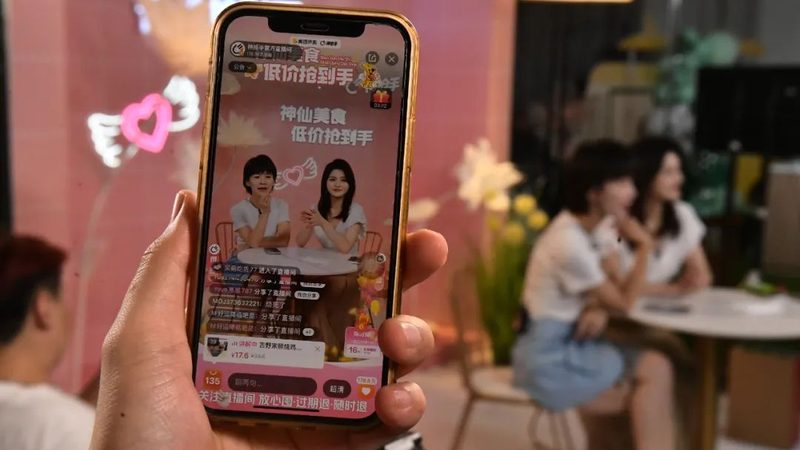 在选择月嫂和育儿嫂时，家庭可以根据以下标准进行判断：
